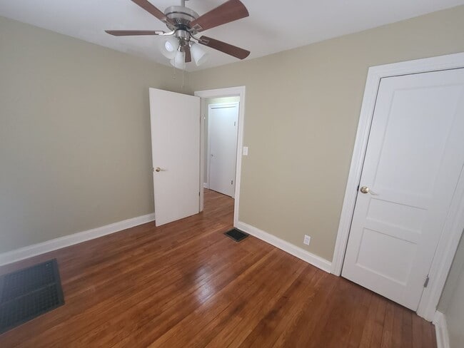 Building Photo - Extra clean and spacious home with a finis...