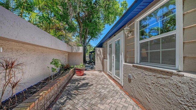 Building Photo - 1127 S Osprey Ave