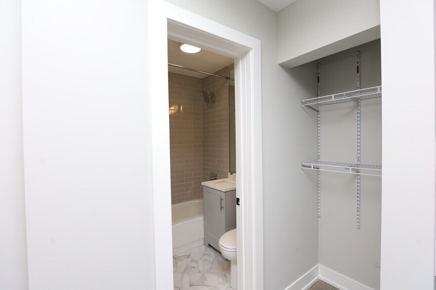 Building Photo - 510 W Belmont Ave