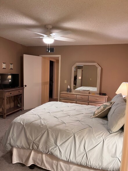 another view en-suite #1 bedroom - 5830 SE Windsong Ln