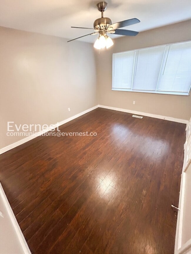 Building Photo - 560 Jamaica Pl