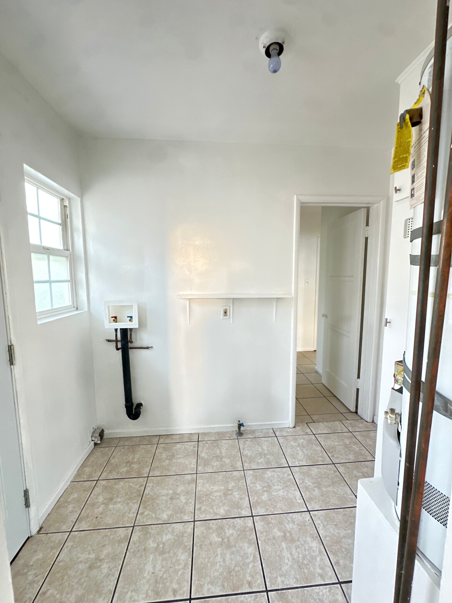 Building Photo - 1306 N Fries Ave