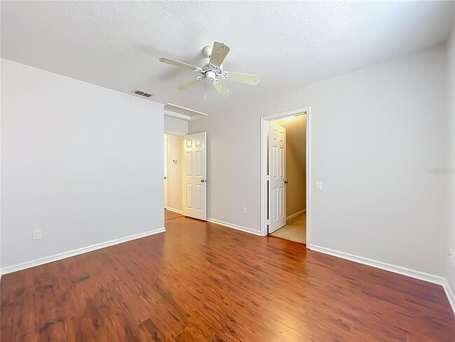 Building Photo - 900 W Charing Cross Cir