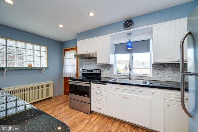 Building Photo - 121 W Arch St