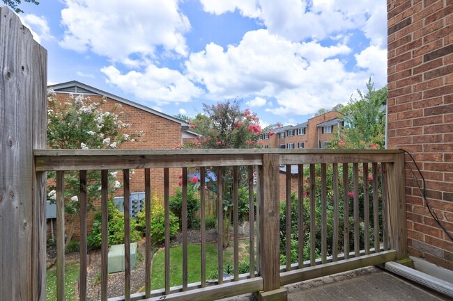 Building Photo - 6520 Roswell Rd