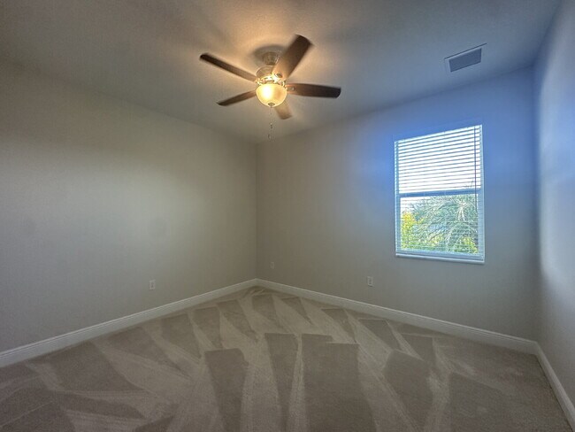 Building Photo - 3 bedroom, 2 bathroom in desirable Loren Cove
