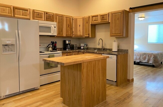 Building Photo - 2 bed 1 bath Duplex in South Hamilton with Large Shop