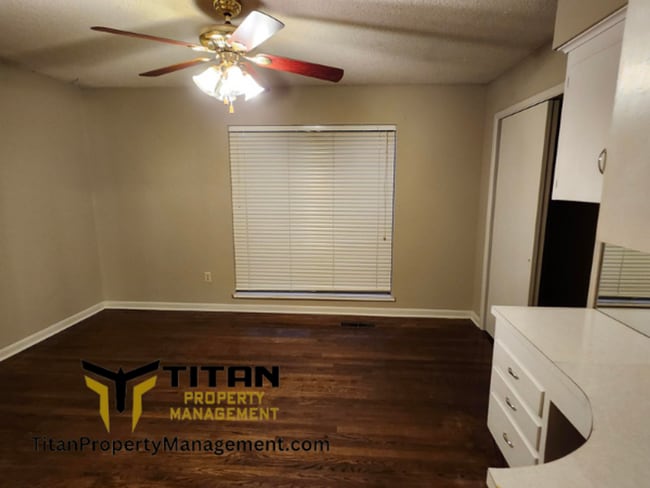 Building Photo - 3b/2b house