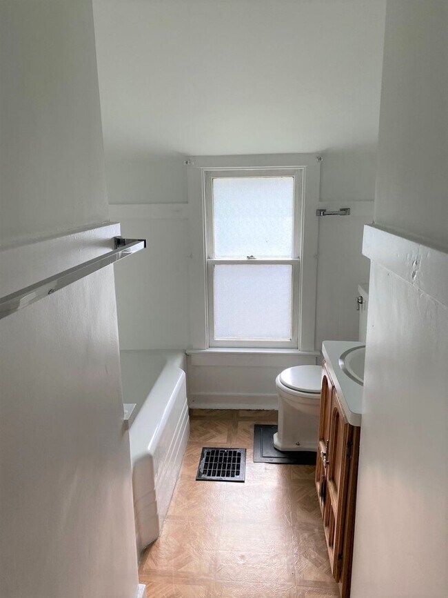 Building Photo - (STUDENT HOUSING) Stunning 5 bedroom, 1 Of...