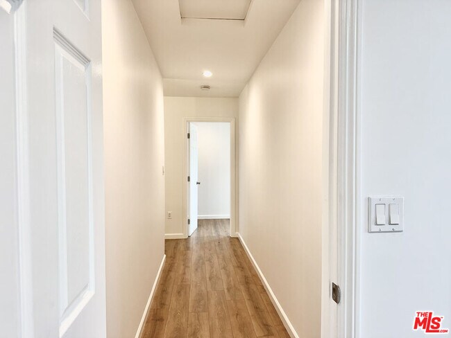 Building Photo - 384 Hargrave St