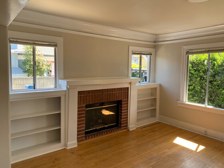 Gas burning fireplace - 1038 N Hudson Ave