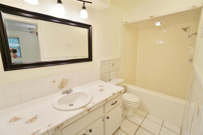 Building Photo - Cute 3 bed, 2 bath home near campus