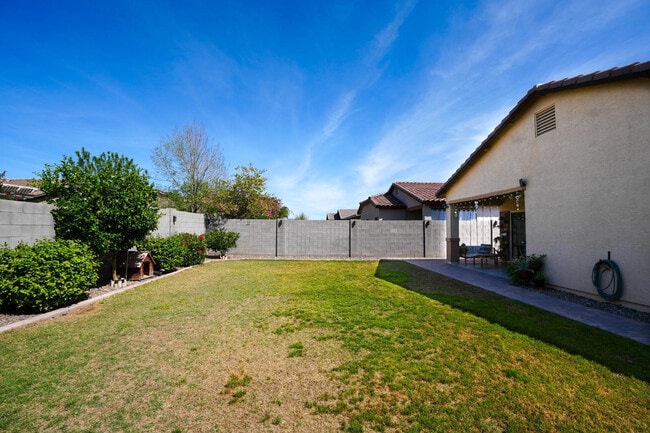 Building Photo - 884 W Whistling Thorn Ave