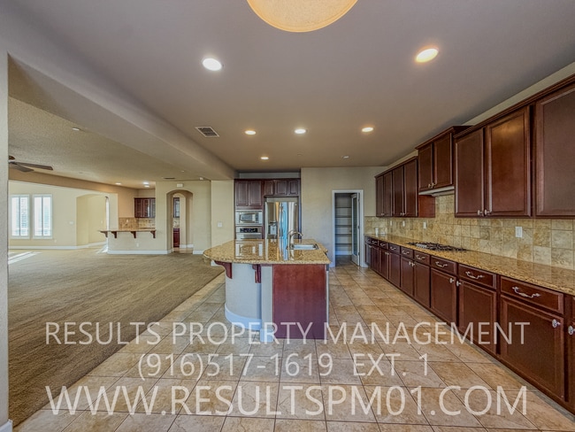 Building Photo - Elegance and spacious Mini Mansion