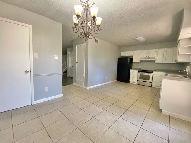 Building Photo - 3 bad 2.5 bath Townhome available now