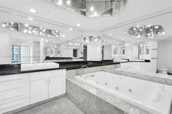 Building Photo - 16485 Collins Ave