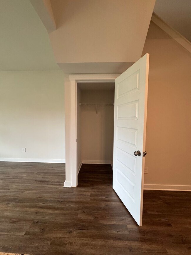 Building Photo - Spacious 3-Bedroom Home with Loft – Minute...