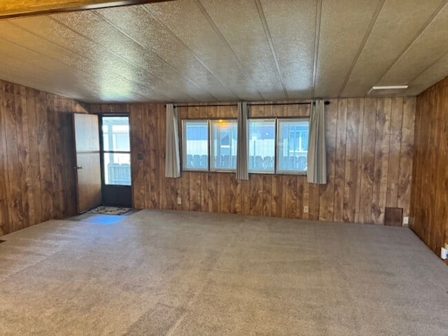 Building Photo - RARE FIND AVAILABLE NOW HOME IN ROGUE RIVER