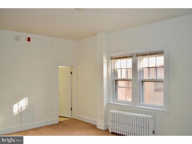 Building Photo - 332 S 17th St