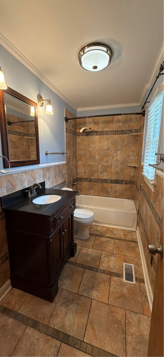 Building Photo - 1204 19th Ave SE