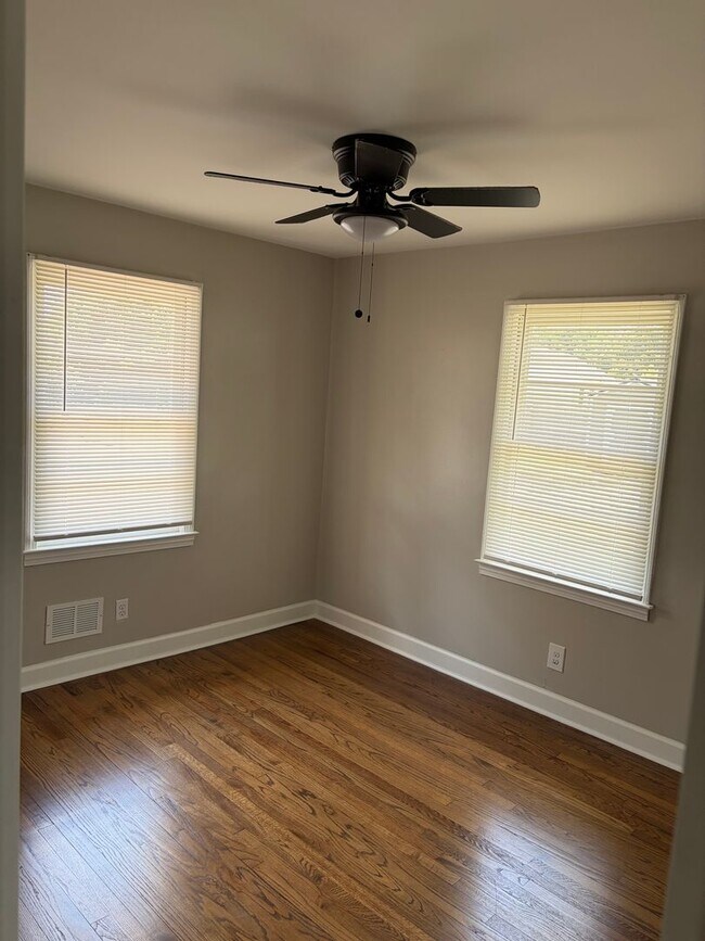 Building Photo - Beautiful brick home, Fully fenced in yard!!