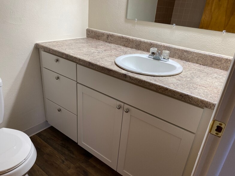 Vanity with lots of storage - 411 Poplar Ave