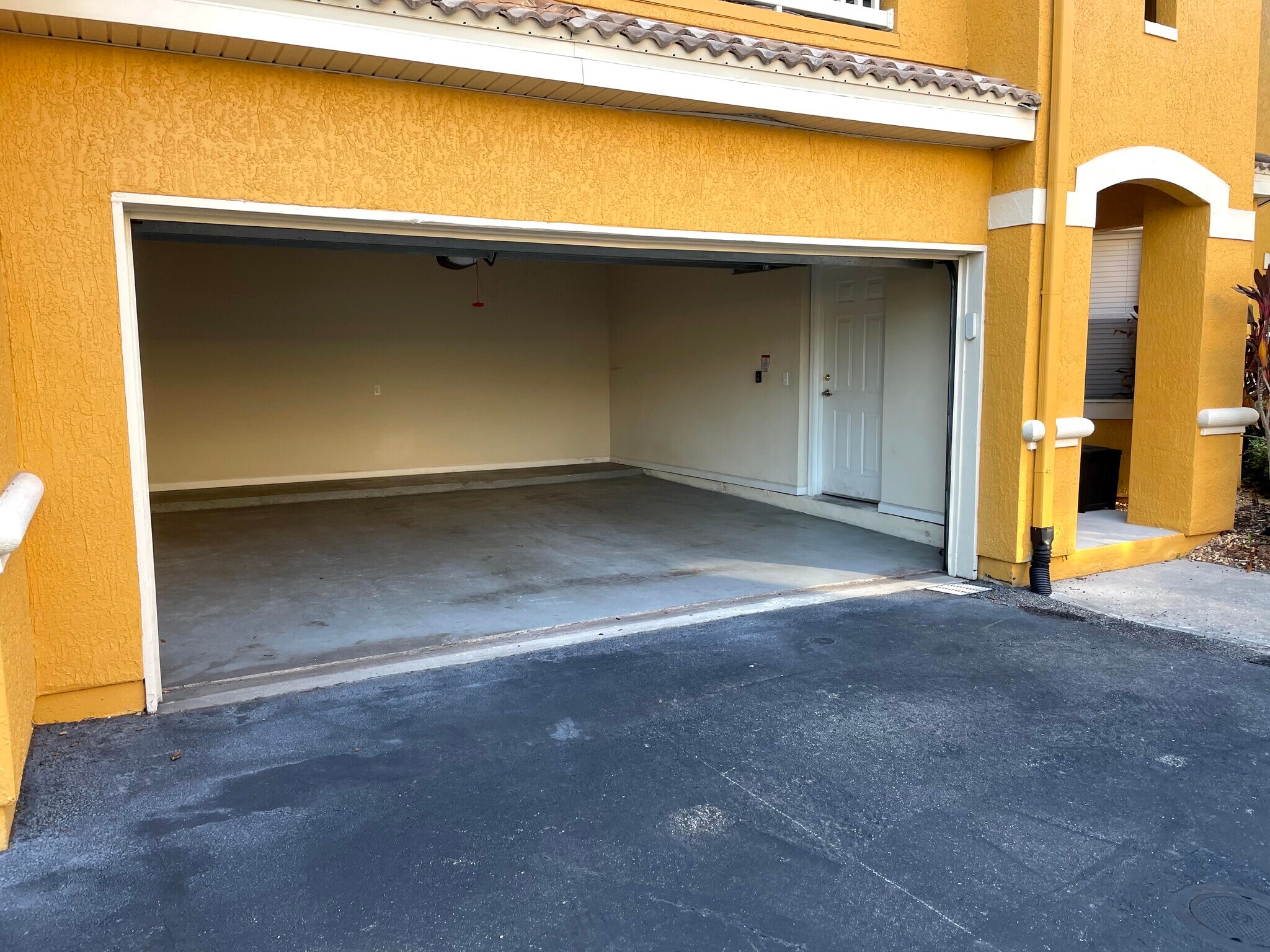 Building Photo - 8807 Villa View Cir