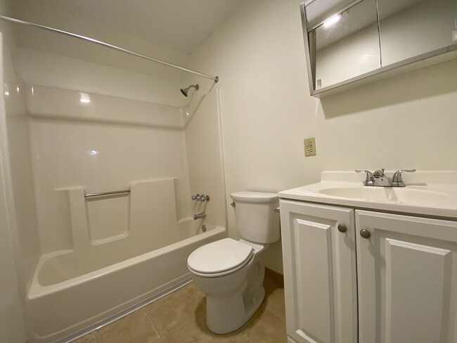 Full Sized Bathroom - Landmark Apartments in Derry