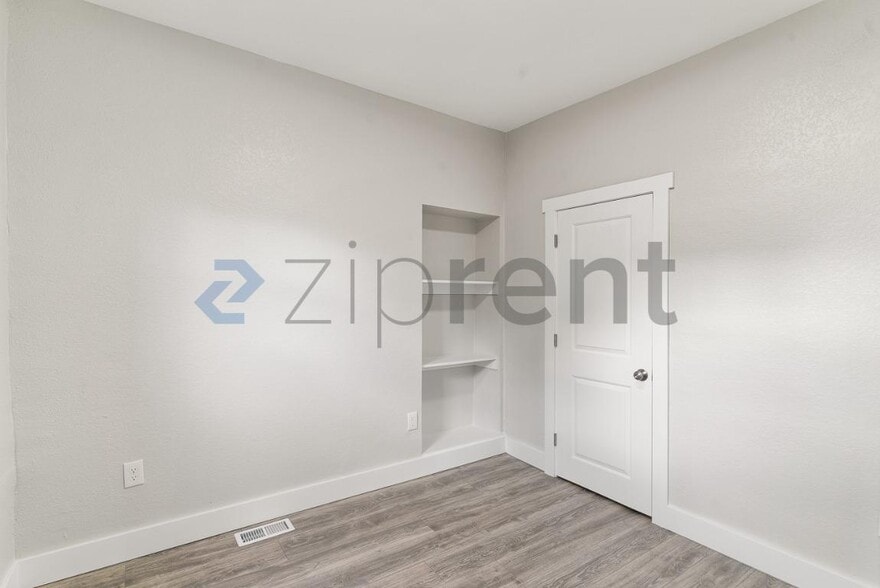 Building Photo - Unit