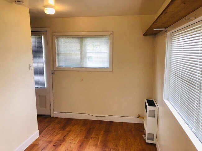 Building Photo - Freshly updated 3-bedroom 1 bath house off of River Rd. MOVE IN SPECIAL!