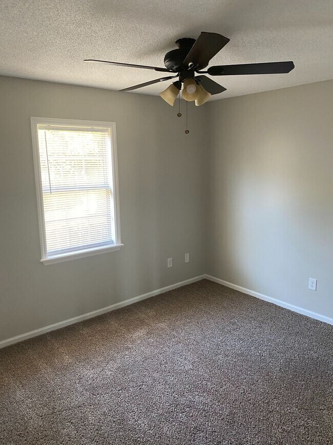 Building Photo - Spacious 3BR/2BA Home with Open Floor Plan, Granite Countertops & Fenced Backyard