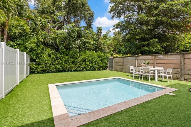 Building Photo - 2930 Catalina St