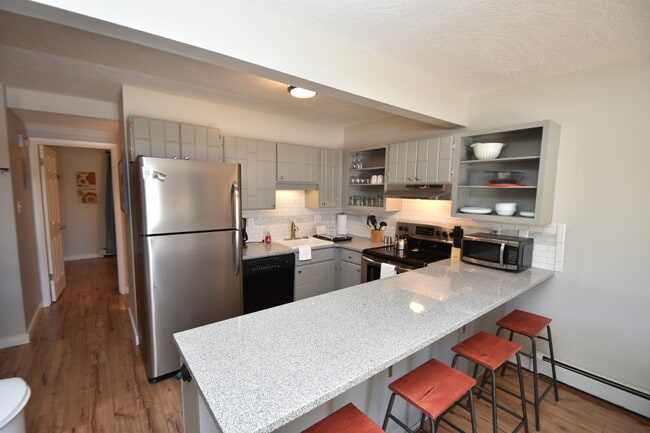 Building Photo - 833 Straight Creek Dr