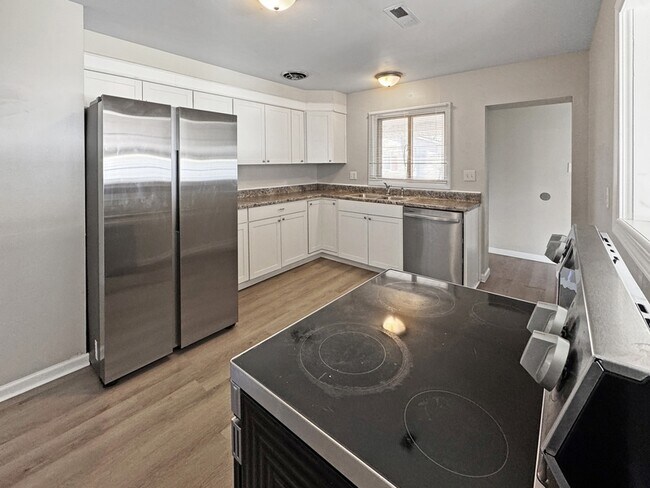 Building Photo - 1707 Buena Vista Cir SE