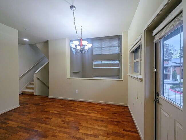 Building Photo - 2Bd/2.25Ba Mukilteo Townhouse