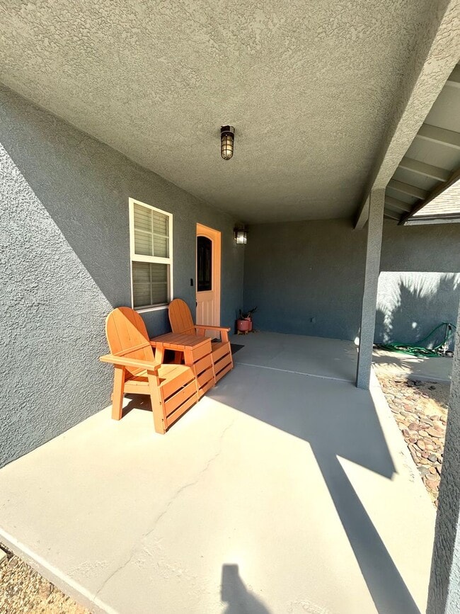 Building Photo - Furnished 3 Bedroom 2 Bathroom Home