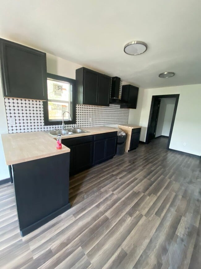 Building Photo - 3 Bedroom 1 Bath Rental Available Now!