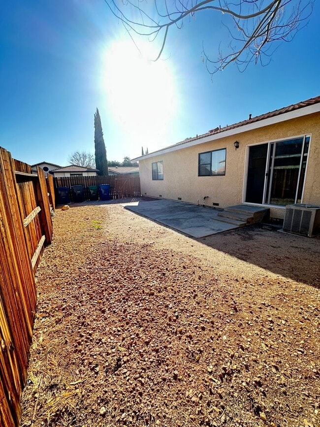 Building Photo - East Palmdale Home in Gated Community