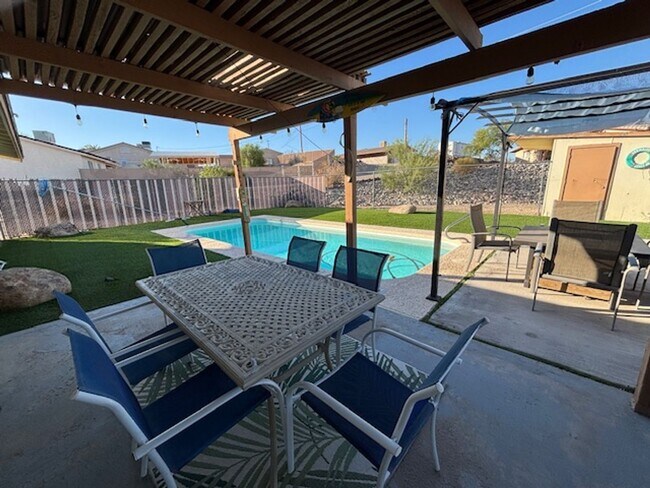 Building Photo - 3 Bedroom - 2 Bath Pool Home