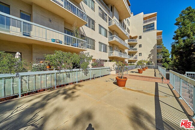 Building Photo - 4460 Wilshire Blvd