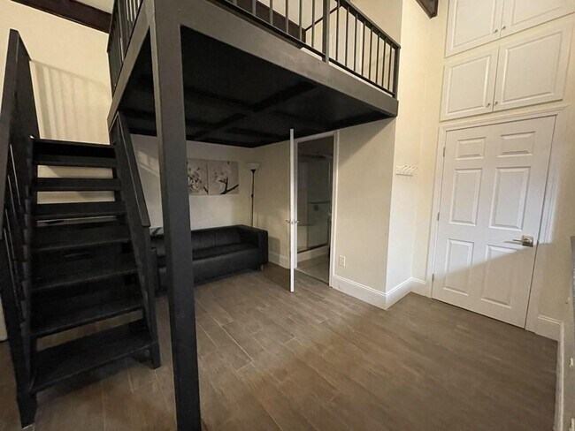 Building Photo - Gorgeous Garden Level 1-Bed with Laundry in Unit