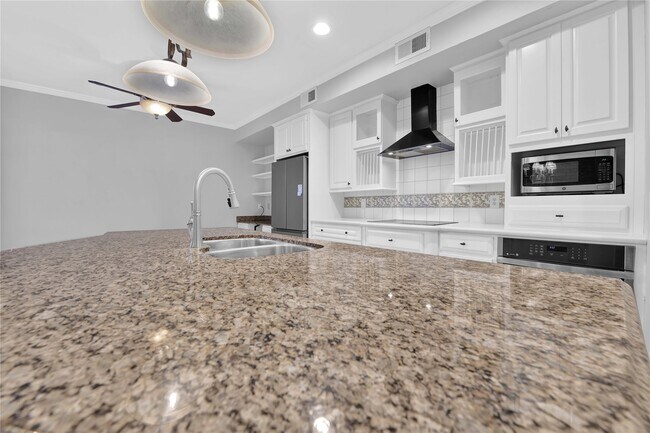 Building Photo - 2113 Lake Village Dr