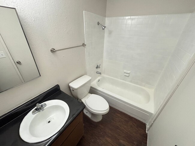 Building Photo - 4765 Thunderbolt Ave