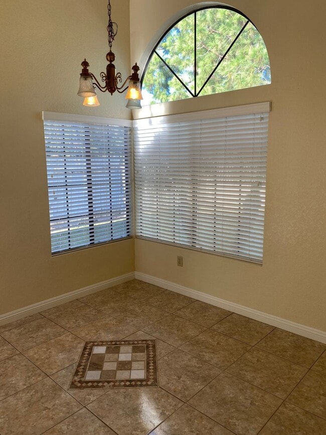 Building Photo - 3 Bed 2.5 House w/ 2 Car Garage in Prime Eastlake Location
