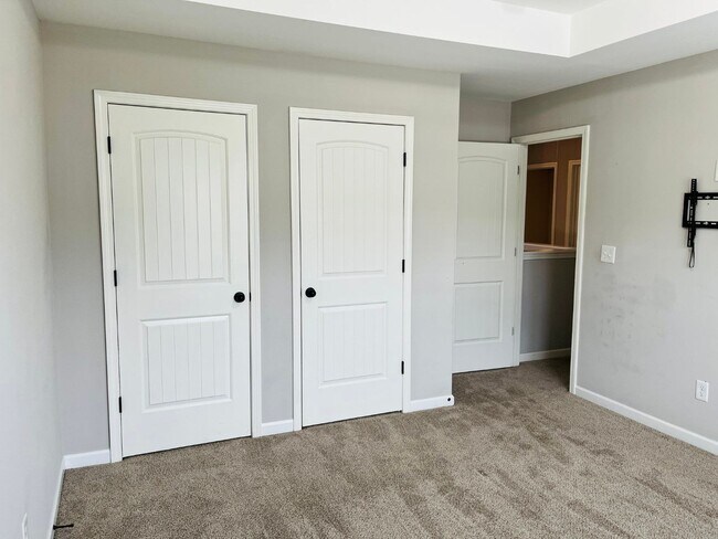 Building Photo - WOW! 5 bed, 4 full baths, brick exterior, ...