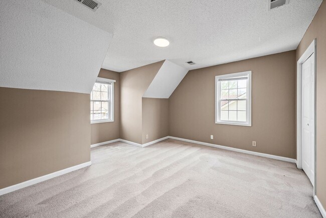 Building Photo - LARGE FENCED IN YARD!!!