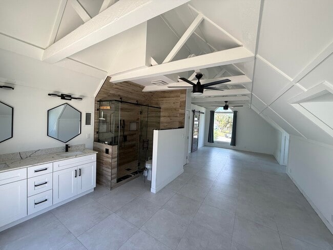Building Photo - 5814 SE Orange Blossom Trail