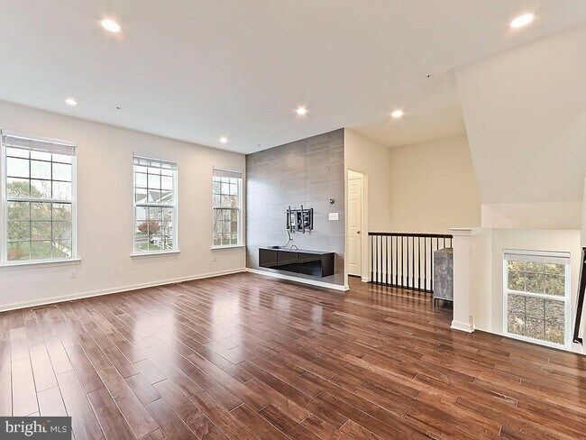 Building Photo - 523 Chestnut Ct