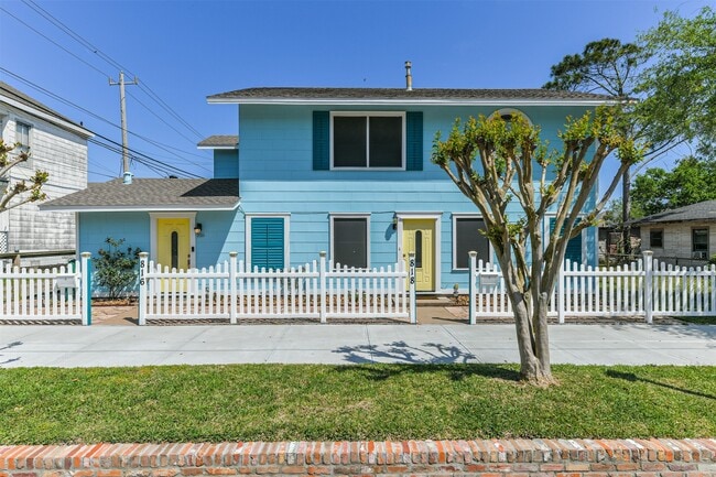 Building Photo - 818 11th St