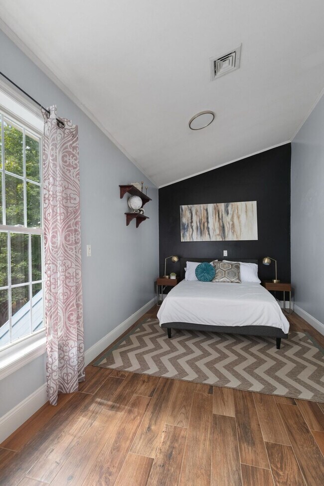 Building Photo - 338 Clove Rd